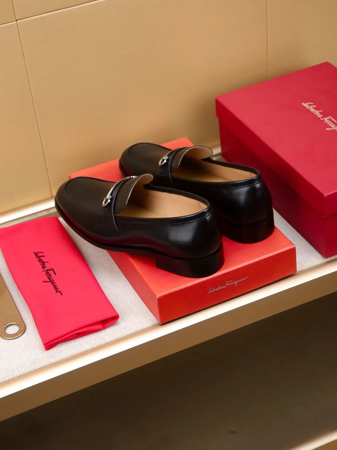 Men's shoes 💰460 🕷🕷🐂【Ferragamo】Ferragamo Popular fashionable leather shoes🇨🇳Official website counter 1:1 production, original mold opening💯Good quality can be seen, imported high-end first-layer waxed calfskin, water-dyed🐂leather lining🌿very clear texture, high-quality waterproof, non-slip and wear-resistant outsole🎋high quality and low price, truly handmade🍓colors available! Code number 39-44......(38.45.46.47 customized)